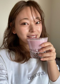 三村さん_飲んでる風の自撮り①